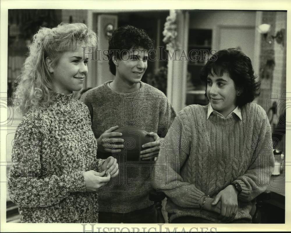 Press Photo Two actresses and an actor in a scene on a television show. - Historic Images