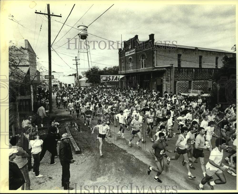 Press Photo The start of the Hill Country 10k run in Guene, Texas - sas14359 - Historic Images