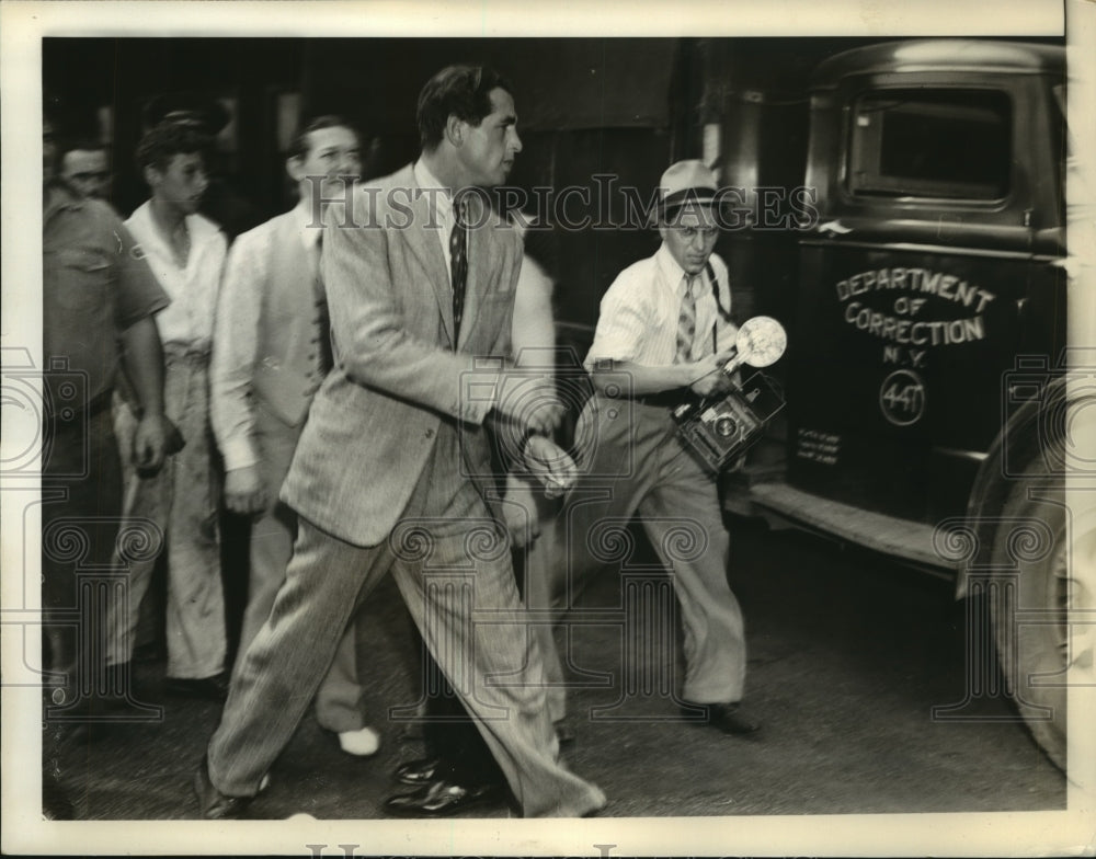 1937 Enzo Fiermonte Fleeing from Photographers at Being Released - Historic Images