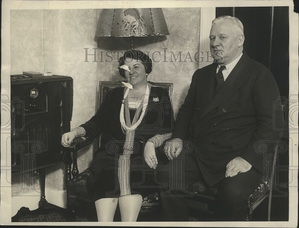 1930 Press Photo Mr and Mrs.John McGraw listen listen to Scott-Sharkey Fight - Historic Images
