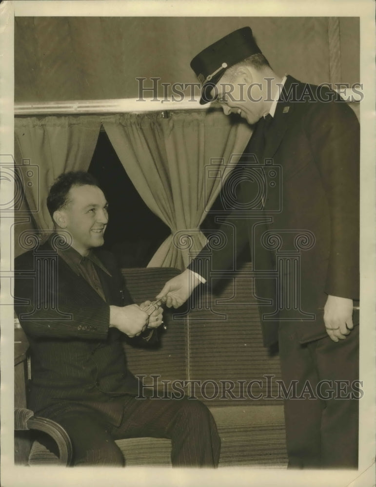 1940 Press Photo Al Holstak given a lesson in "Punching" by Conductor J. Hays - Historic Images