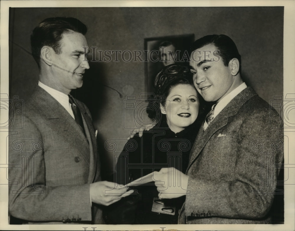 1937 Press Photo Boxer Barney Ross Gets Marriage License w/ Pearl Seigel - Historic Images