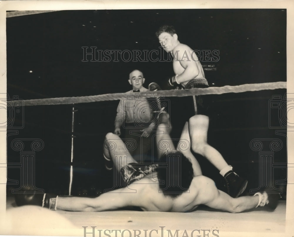 1939 Press Photo Pat Comiskey KOs Marty Lieberman in 4th round - sbs06629 - Historic Images