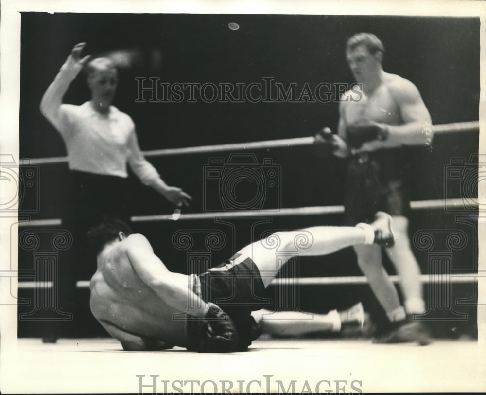 1932 Press Photo Young Stribling down in the 3rd round vs Ernie Schaaf - Historic Images
