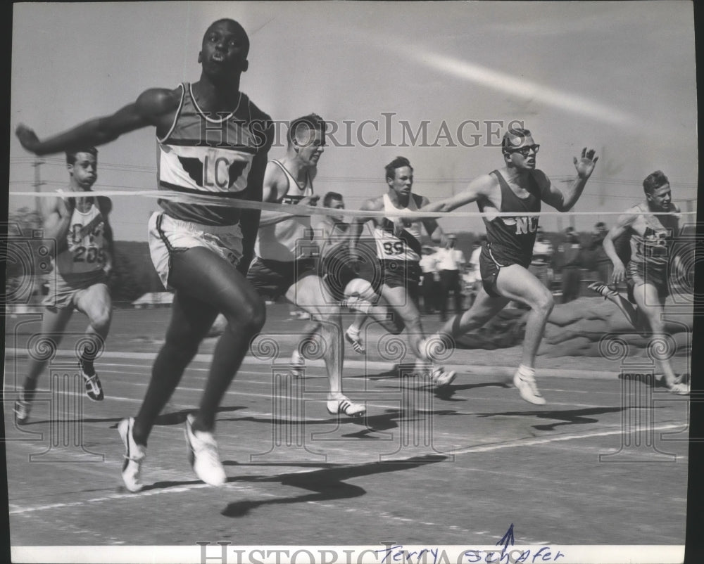 Press Photo Sprinter Terry Schaefer approaches the finish tape - sps14680-Historic Images