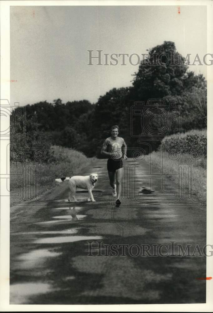Press Photo Runner Ron Fleary with Dog - sys05999- Historic Images