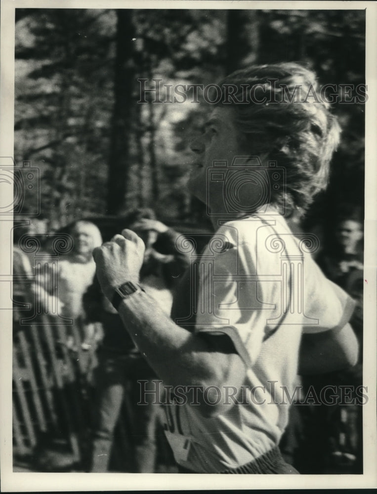 Press Photo Runner Tom Carter crosses finish line in Schenectady, New York - Historic Images