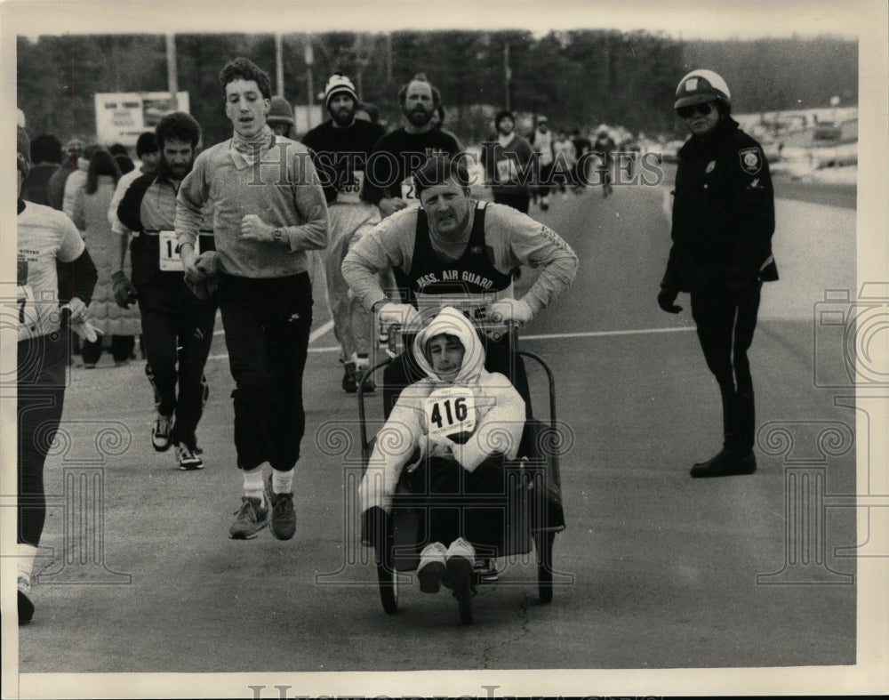 Press Photo Richard Hoyt, Jr #416, is pushed by his father during race in NY - Historic Images