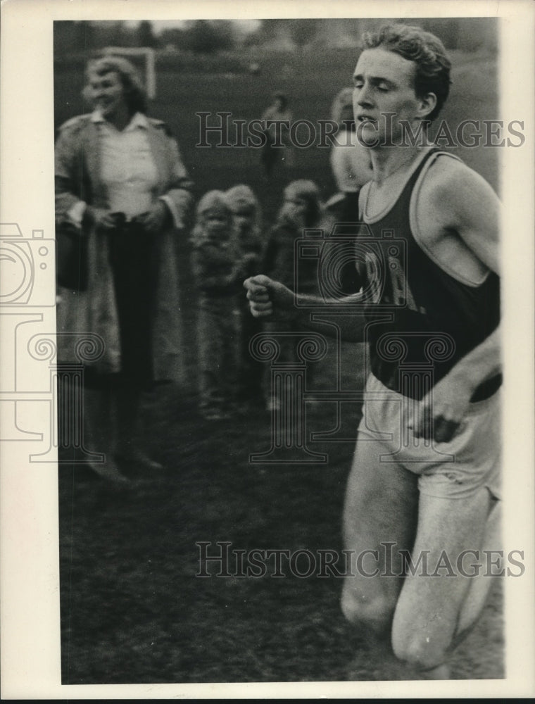 Press Photo Runner Kerry Boyle of CBA during race as small kids watch action - Historic Images