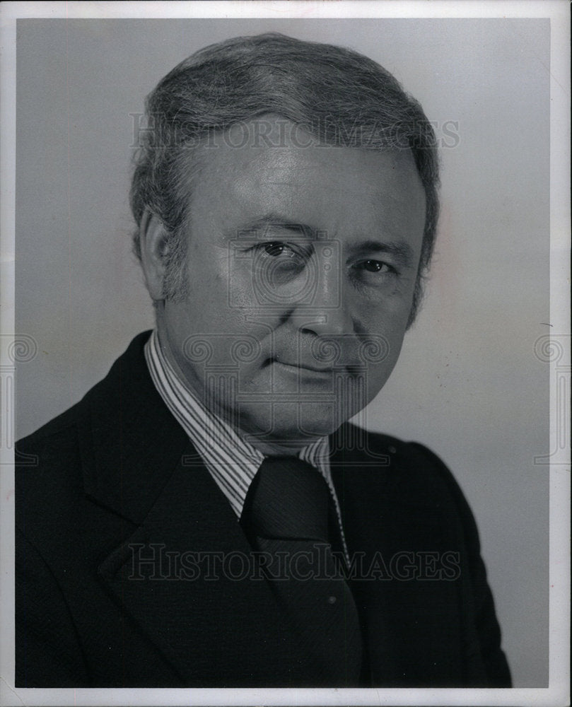 1980 Press Photo Ven Marshal's new agreement with Ch 7 - DFPD16219- Historic Images
