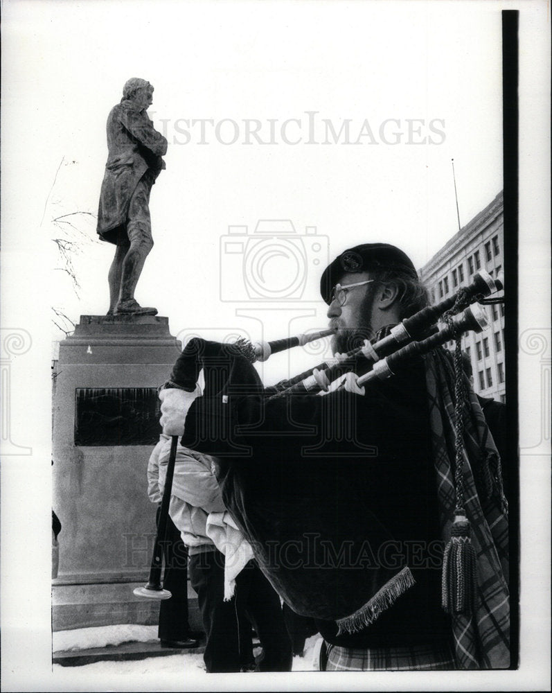 1984 Press Photo Dave Martin Detroit Bagpipes Burns - DFPD16771- Historic Images