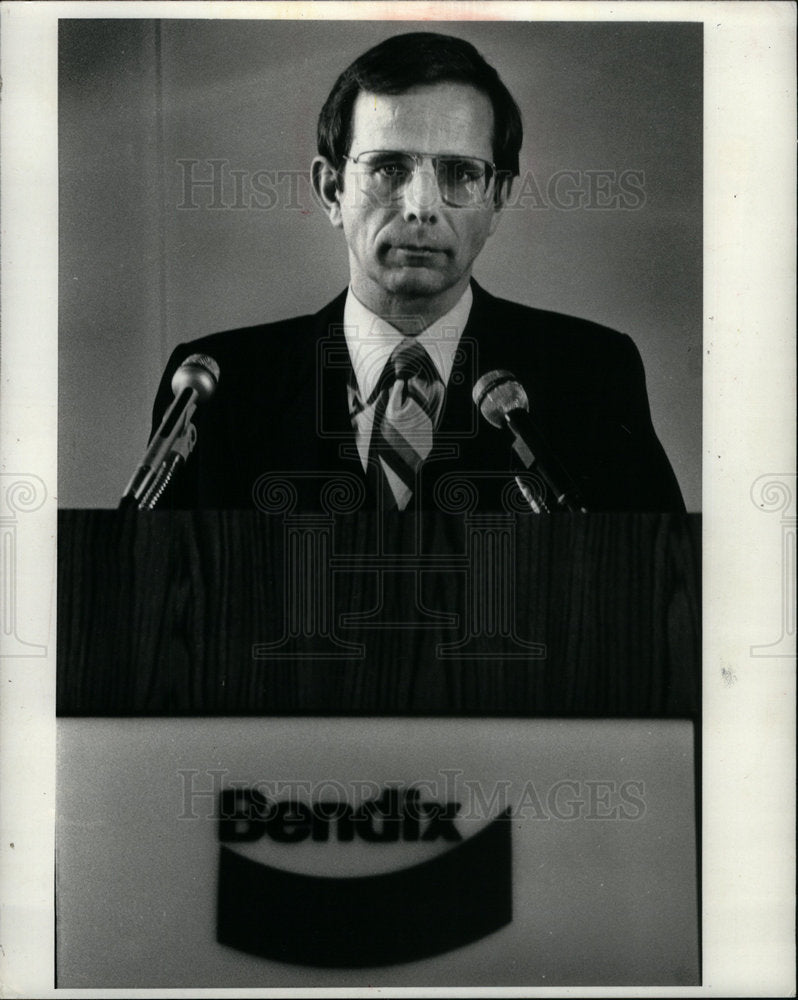 1982 Press Photo William Agee Bendix Bid Marietta book - DFPD17297- Historic Images