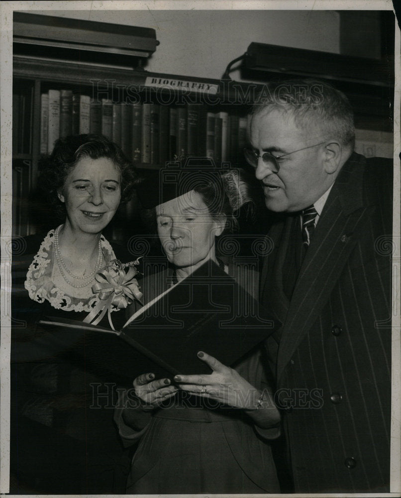 1948 Press Photo Magret Bailey Gabriel Richard library - DFPD21163- Historic Images