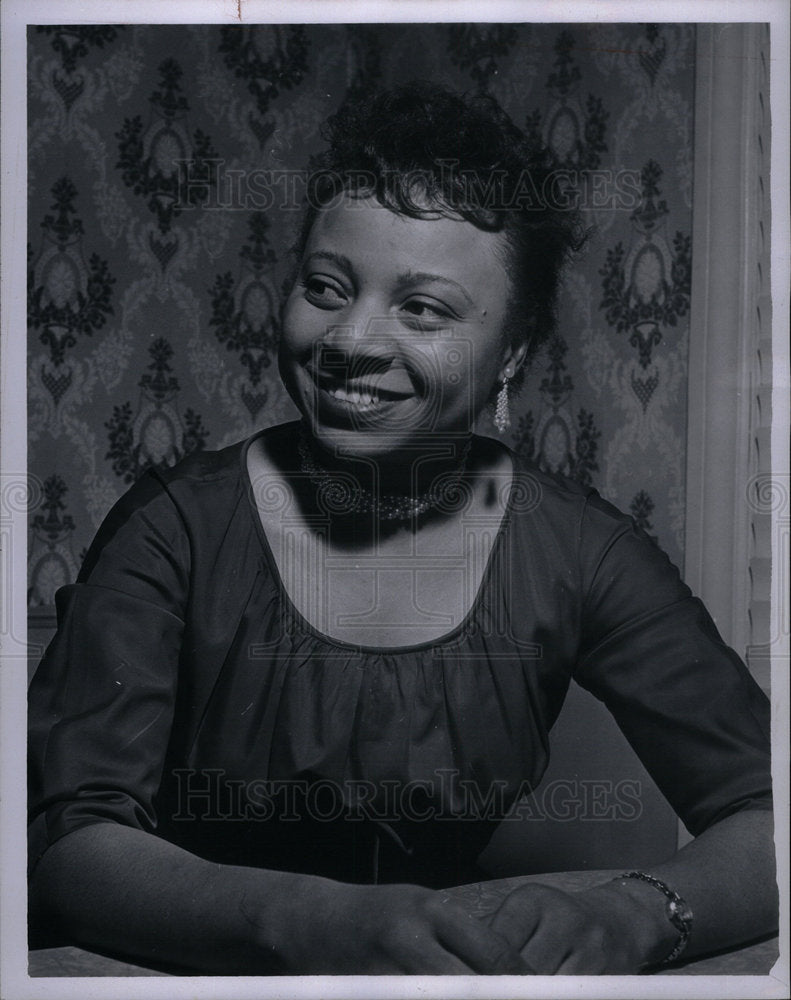 Press Photo Mrs. Ethel Watkins Cherrylawn Race - DFPD22133- Historic Images