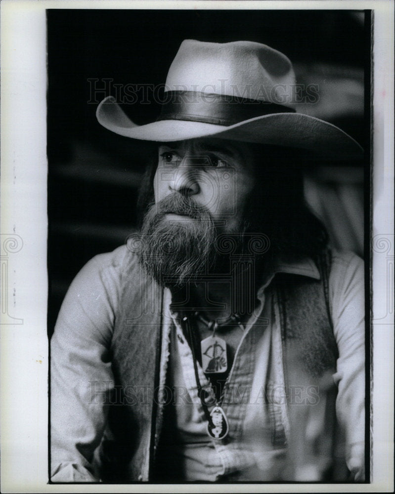 1980 Press Photo Ron Walford Artist Cowboy hat jeans- Historic Images