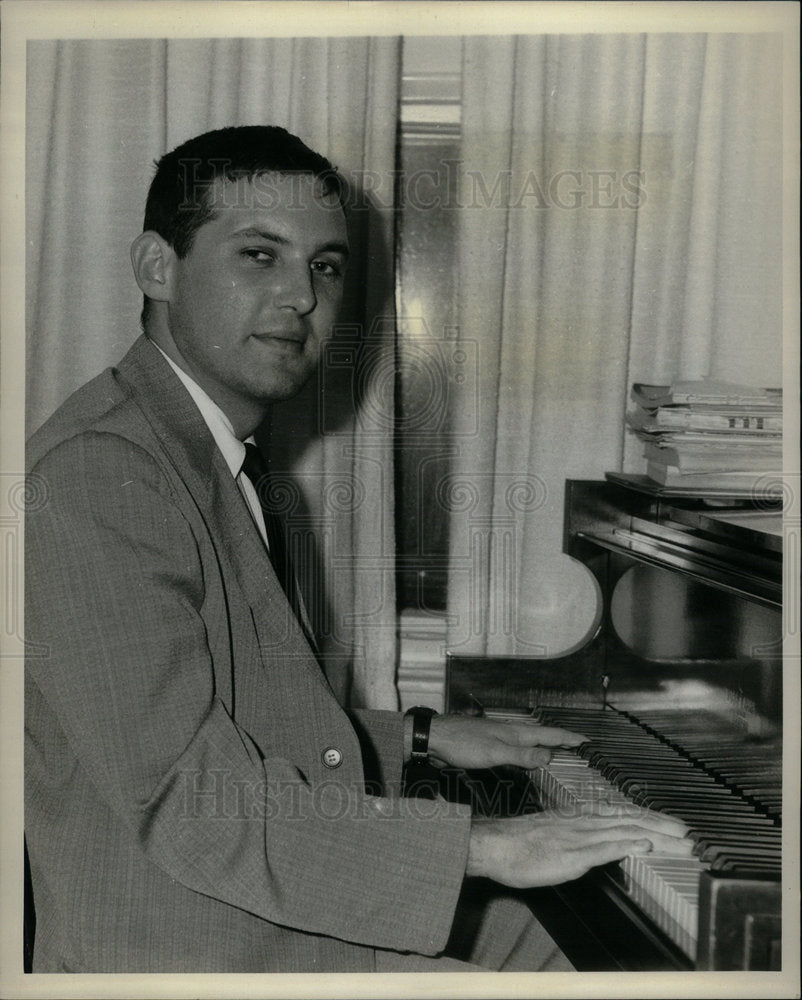 1963 Press Photo Robert Shulman of Rutherford Grinnell - DFPD56071- Historic Images