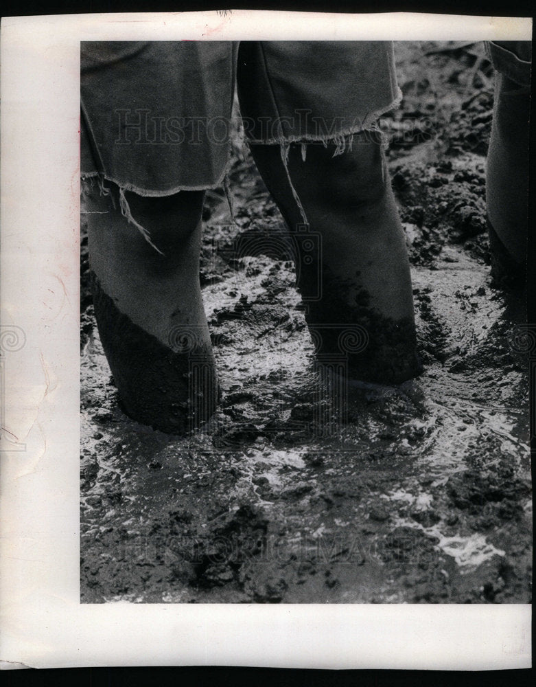 1970 Press Photo A.Hazard campers mire - DFPD61323- Historic Images