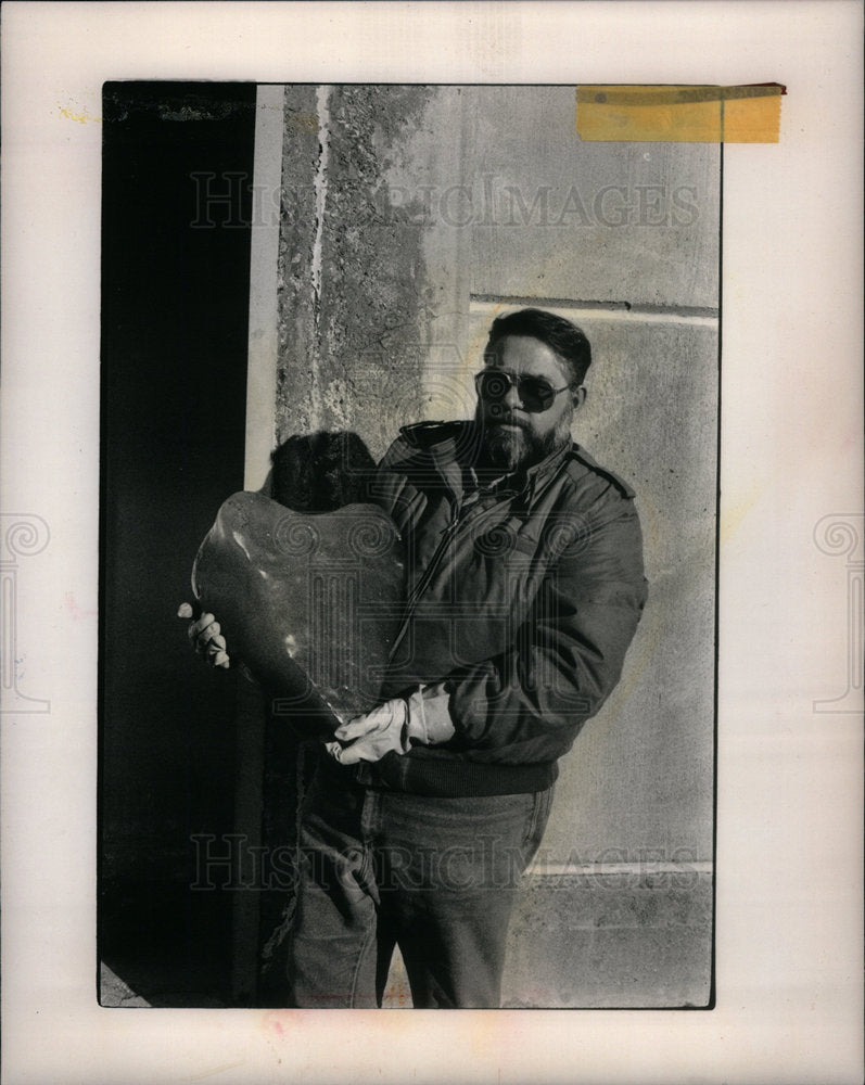 1989 Press Photo Thomas Burns keeps heart - DFPD61465- Historic Images