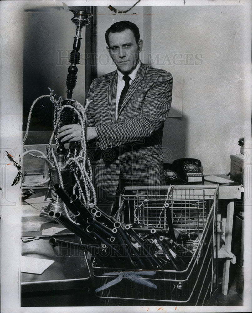 1971 Press Photo Charles T Roby confiscated water pipe- Historic Images