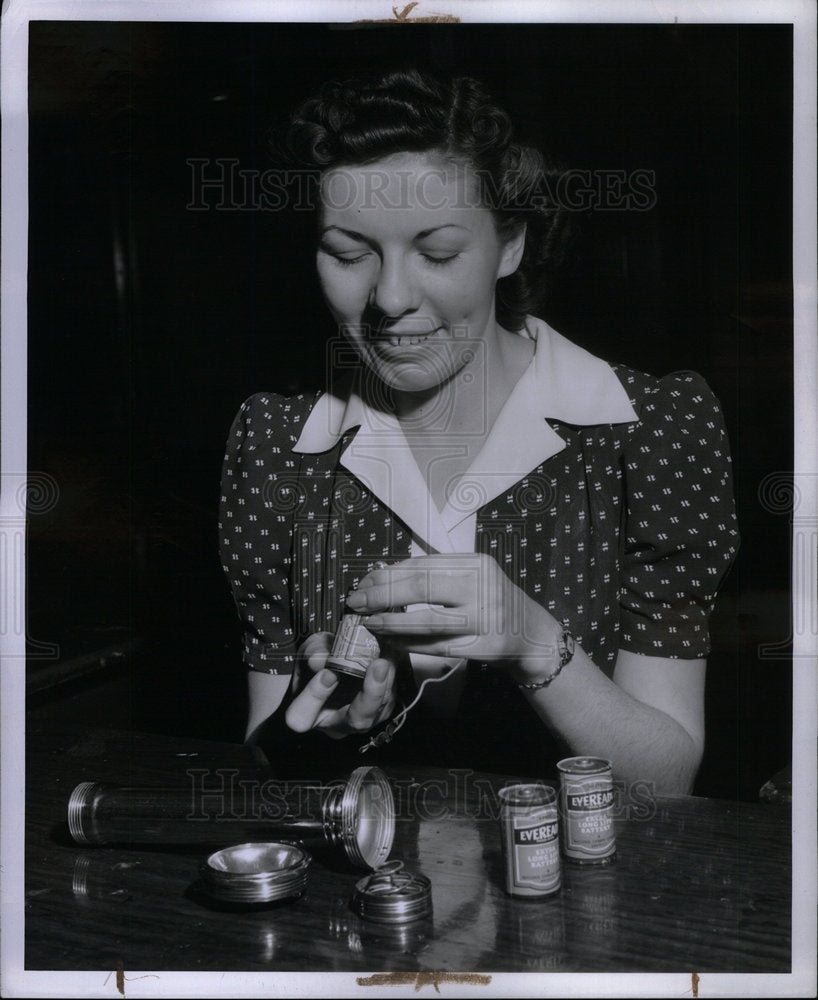 1942 Press Photo YWCA Fix It Anne Malicki Flashlight- Historic Images