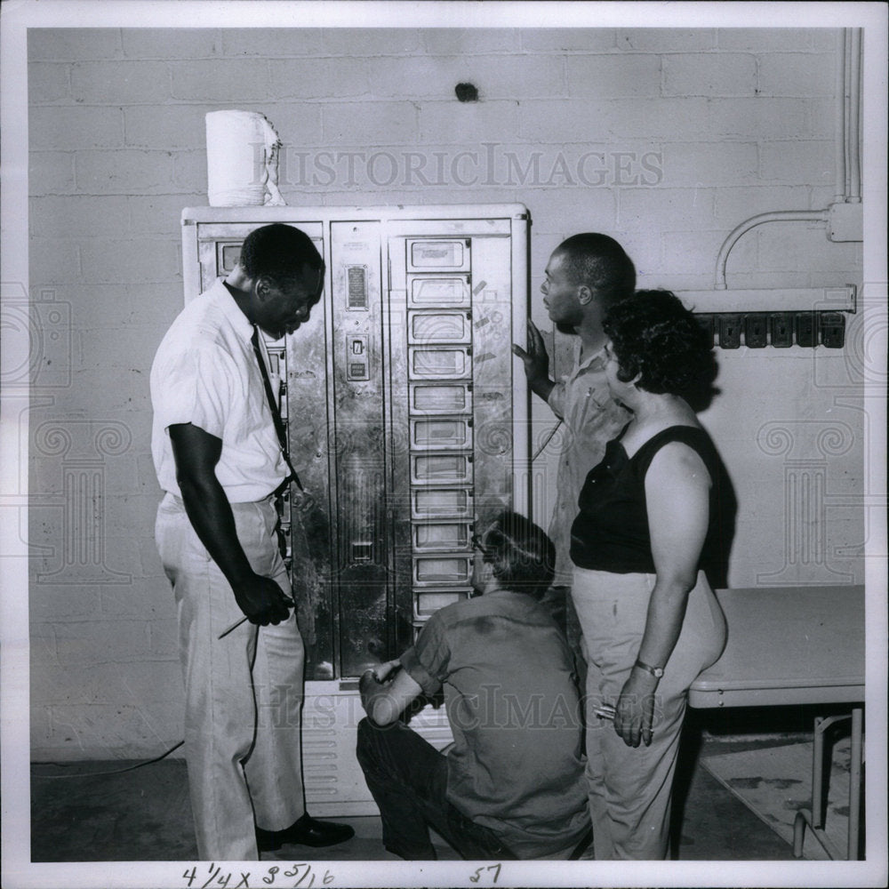 1966 Press Photo Vending Machine - DFPD65513- Historic Images