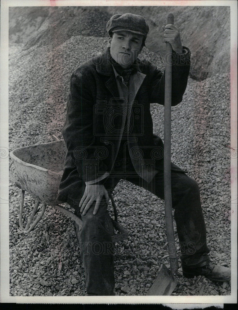 1984 Press Photo british actor mitchael crompton - DFPD67749- Historic Images