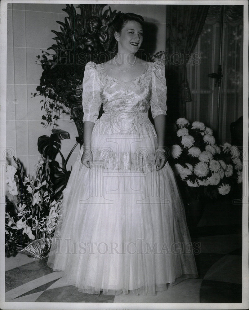 1940 Press Photo Christine Cromwell White - DFPD67769- Historic Images
