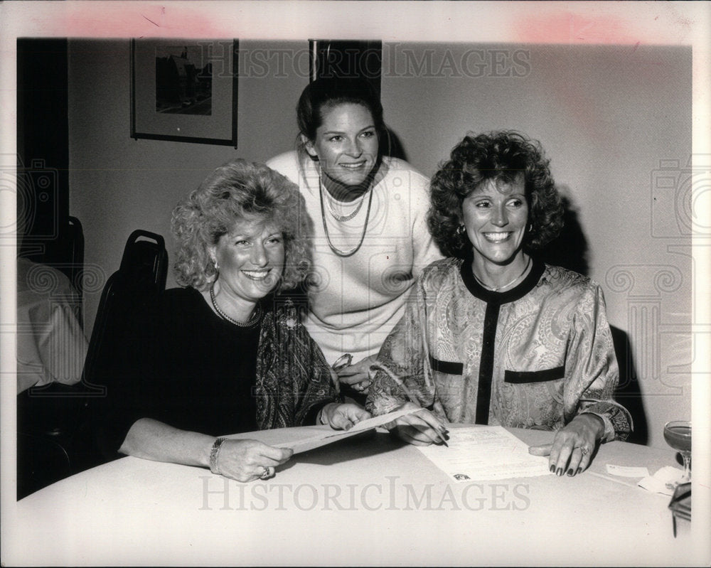 1988 Press Photo Linda Emery, Jackie Michaelson - DFPD68945- Historic Images