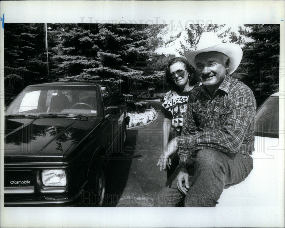 1992 Press Photo John Rock Oldsmobile Bonnie Holly - DFPD69399- Historic Images