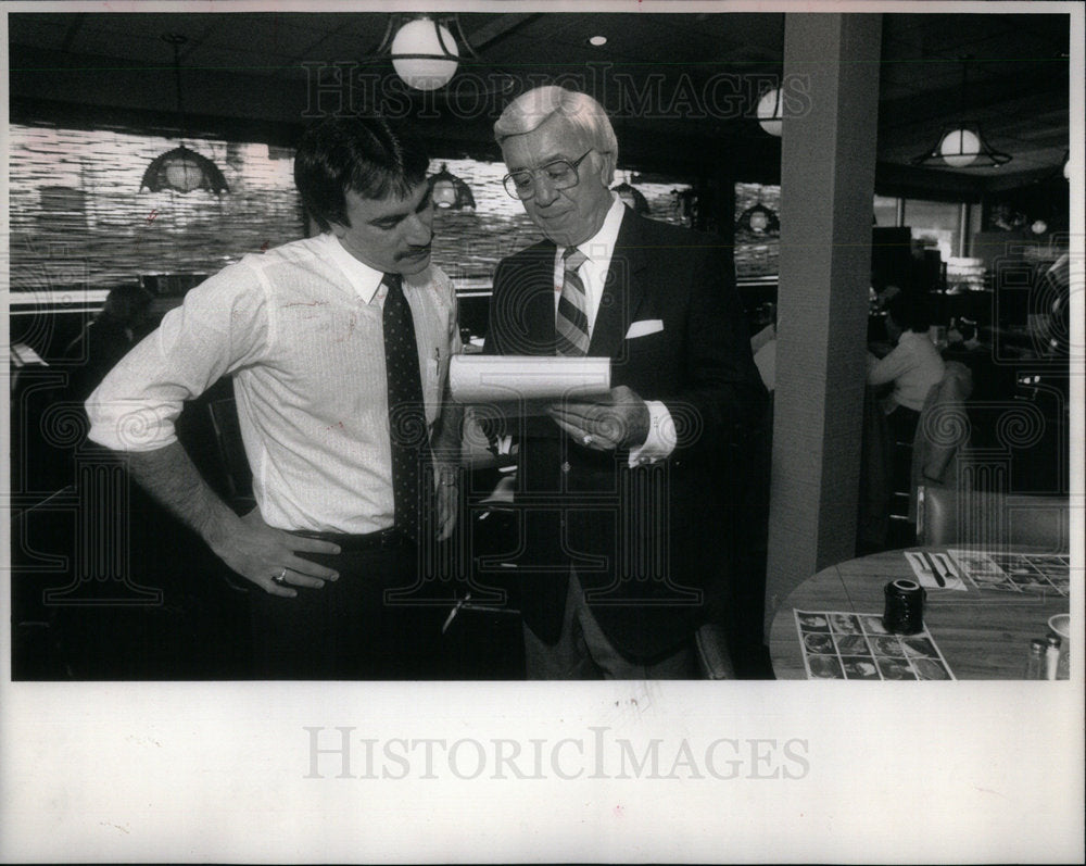 1989 Press Photo Tom Thomas Jr Franchise Business. - DFPD71611- Historic Images