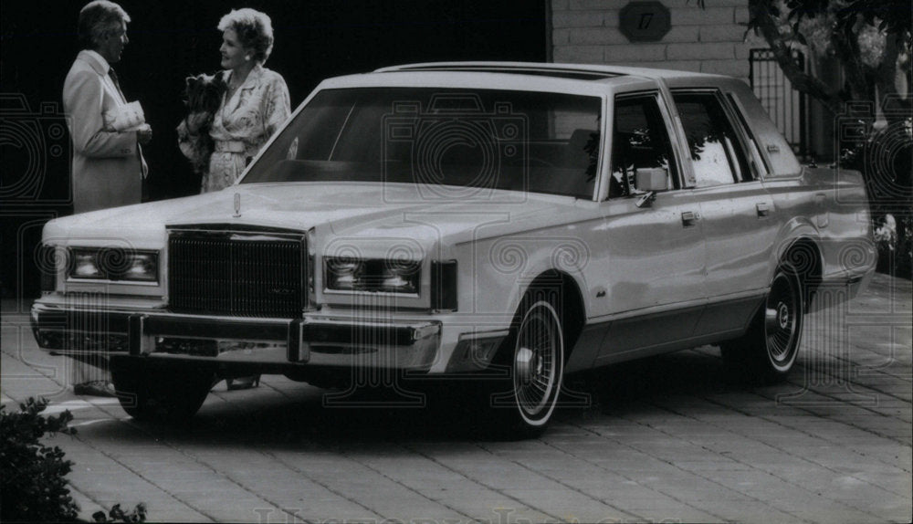 1988 Press Photo Ford unveiled its Lincoln Continenal - DFPD73943- Historic Images