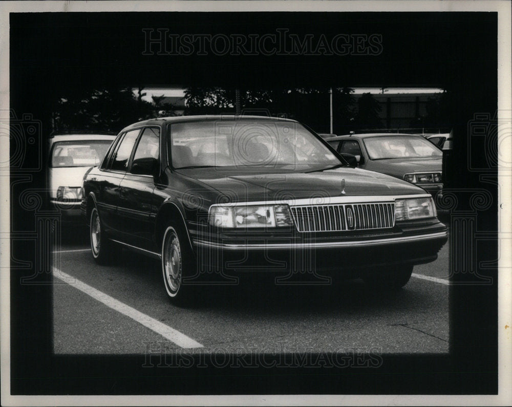 1989 Press Photo Lincoln Continental Automobiles - DFPD74015- Historic Images