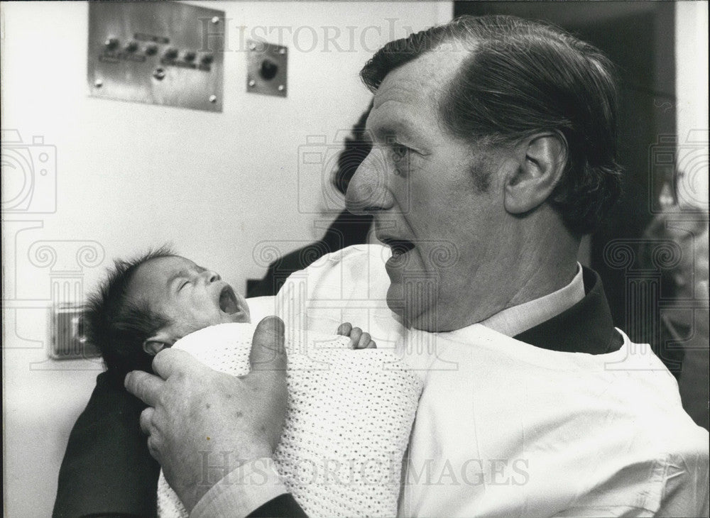 1979 Press Photo Social Services Secretary David Ennals and baby Asia Khahom- Historic Images