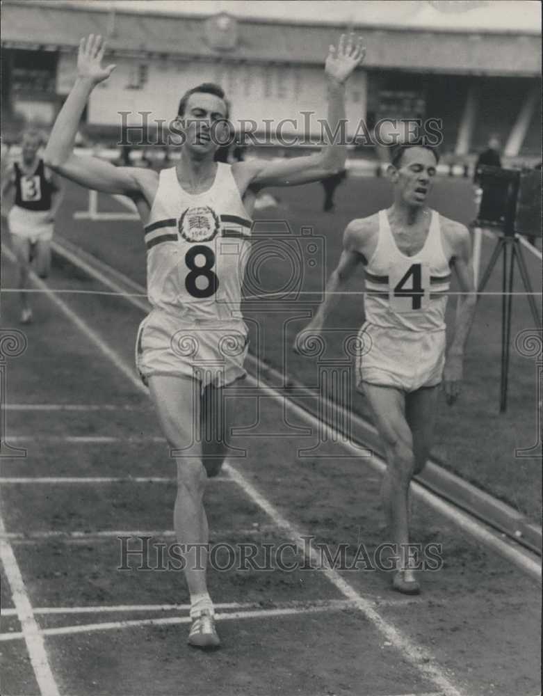Load image into Gallery viewer, 1965 Press Photo D. Graham E. Allonsius two mile invitation even runners finish
