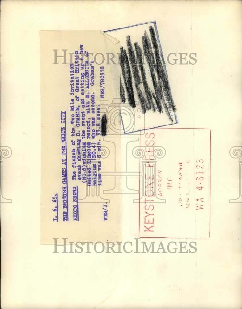 Load image into Gallery viewer, 1965 Press Photo D. Graham E. Allonsius two mile invitation even runners finish
