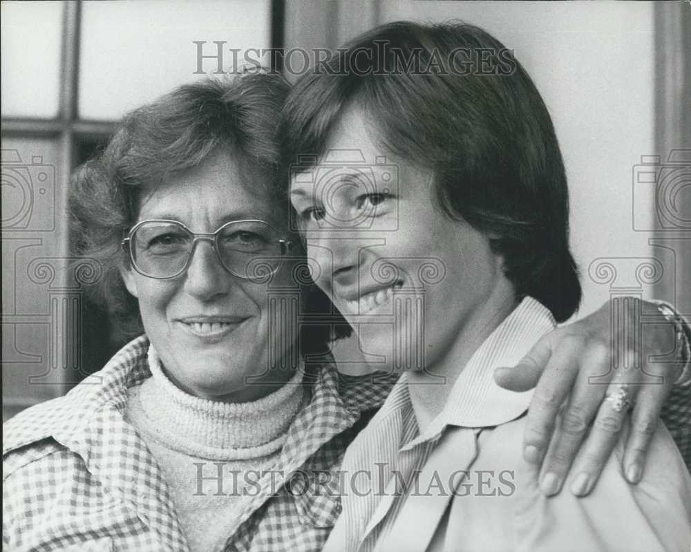 1979 Press Photo Martina Navratilova Reunites With Mother at Wimbledon- Historic Images