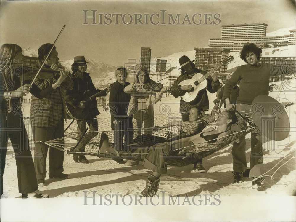 1973 Press Photo Group Young Musicians Serenade Winter Vacationers Alpine Resort- Historic Images