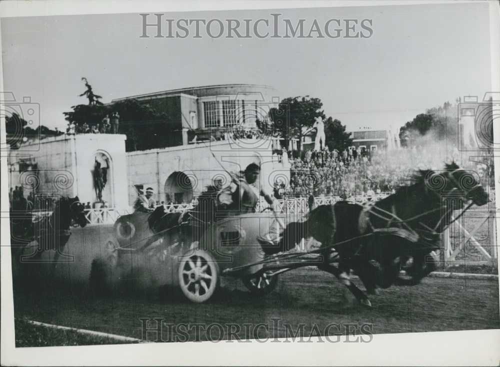 1951 Press Photo Gladiator Horse Racing in Rome.