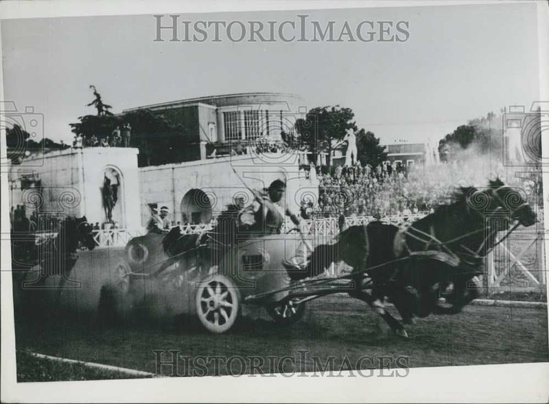 Load image into Gallery viewer, 1951 Press Photo Gladiator Horse Racing in Rome.
