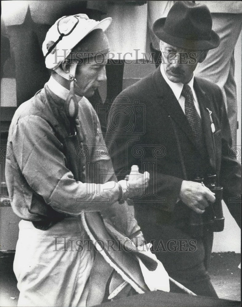 Load image into Gallery viewer, 1977 Press Photo Queen's horse "Dunpermiline" wins
