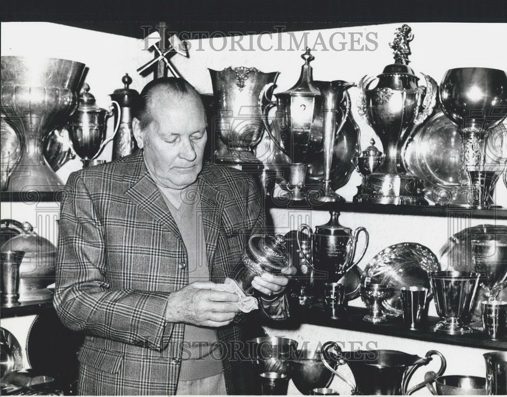 1975 Press Photo HANS STUCK Polishing the trophies of his big time as a racer- Historic Images