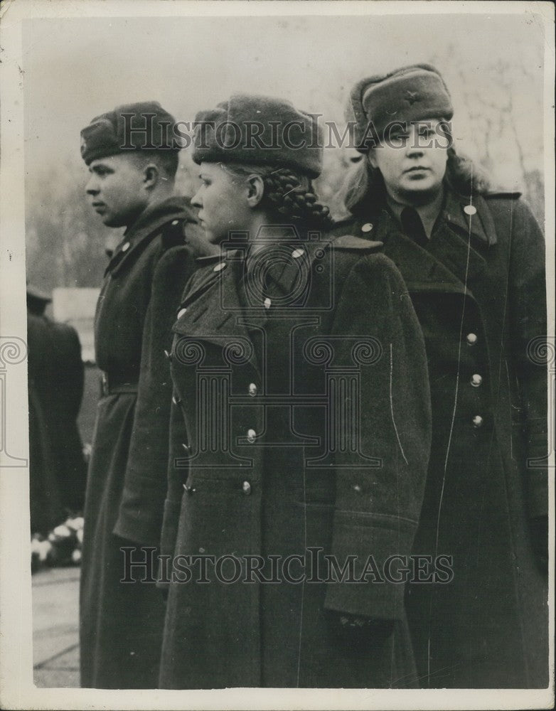 1953 Press Photo Russian military women wait for word on Stalin- Historic Images