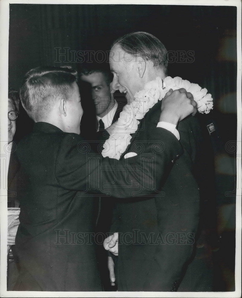 1960 Press Photo Newsboy Tom Wilkinson Puts Garland Around Lord Mayor Of London- Historic Images