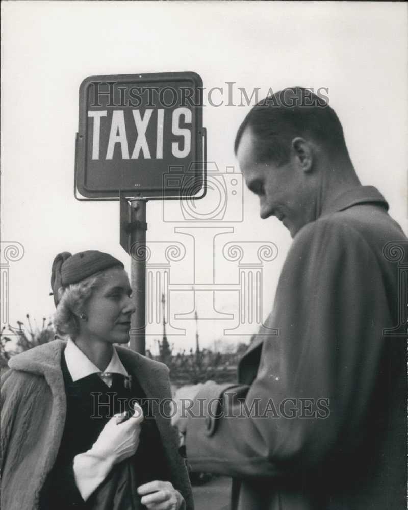 Press Photo US Ambassador in Rome Claire Booth Luce Waits for Taxi, Geneva- Historic Images