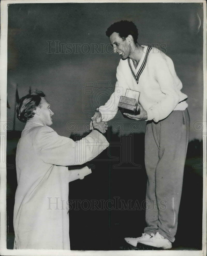 Load image into Gallery viewer, 1954 Press Photo Australian Runner John Landy - KSB03011

