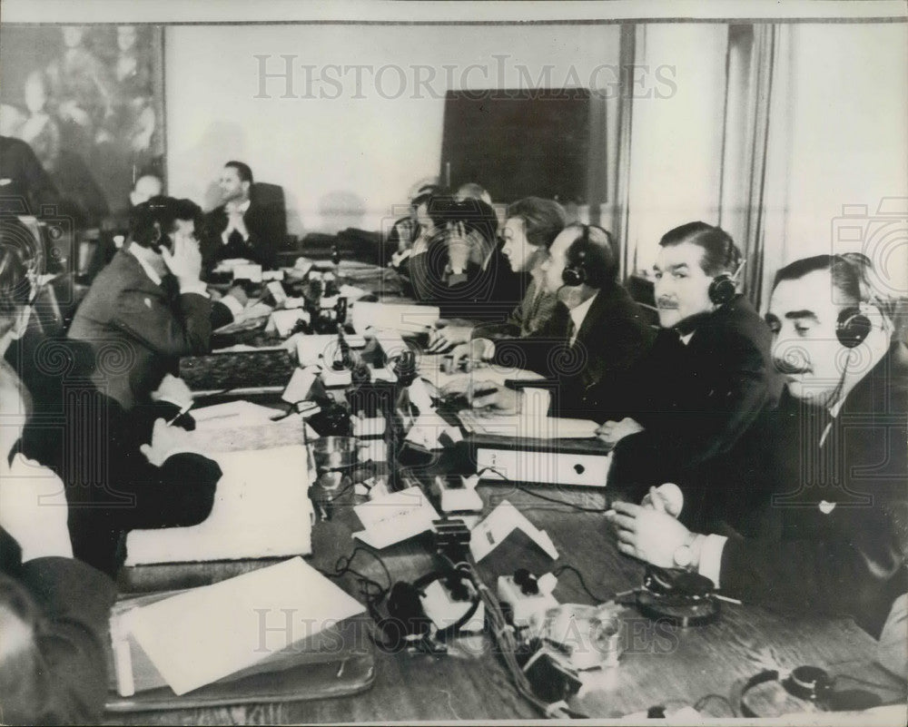 1965 Press Photo Captain Thain commission conference table Munich Air Crash