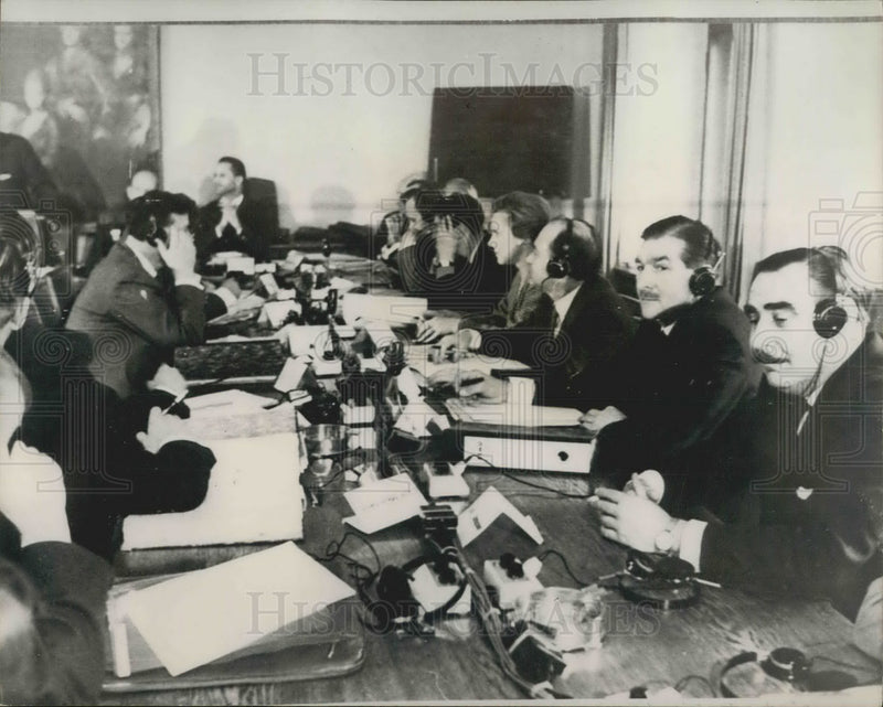 Load image into Gallery viewer, 1965 Press Photo Captain Thain commission conference table Munich Air Crash
