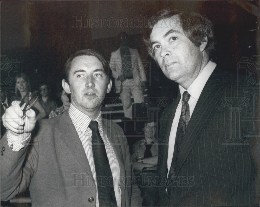 1976 Press Photo Rival Politicians David Steel &amp; John Pardoe Watch Vote Count- Historic Images