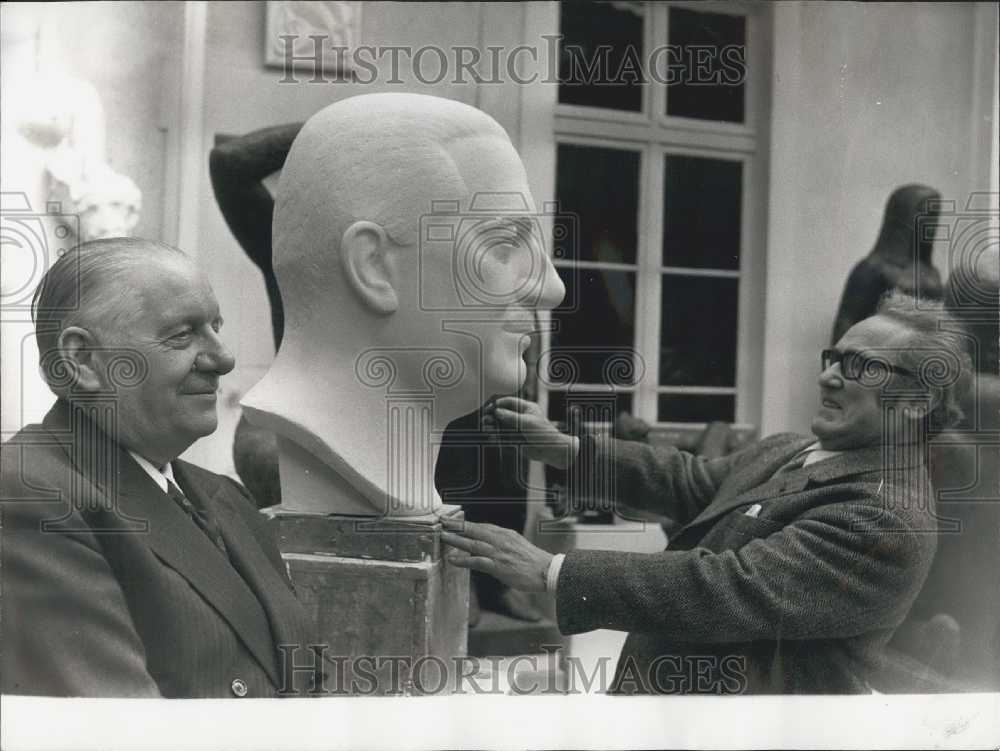 1974 Press Photo Sculptor Lucien Gibert with France&#39;s Alain Poher and his Bust- Historic Images