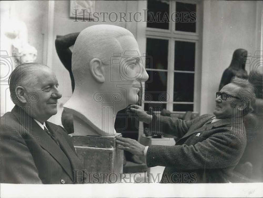 1974 Press Photo Sculptor Lucien Gibert with France's Alain Poher and his Bust- Historic Images